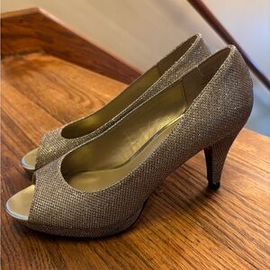 Silver/gold champagne sparkly Bandolino size 7 open toe heels